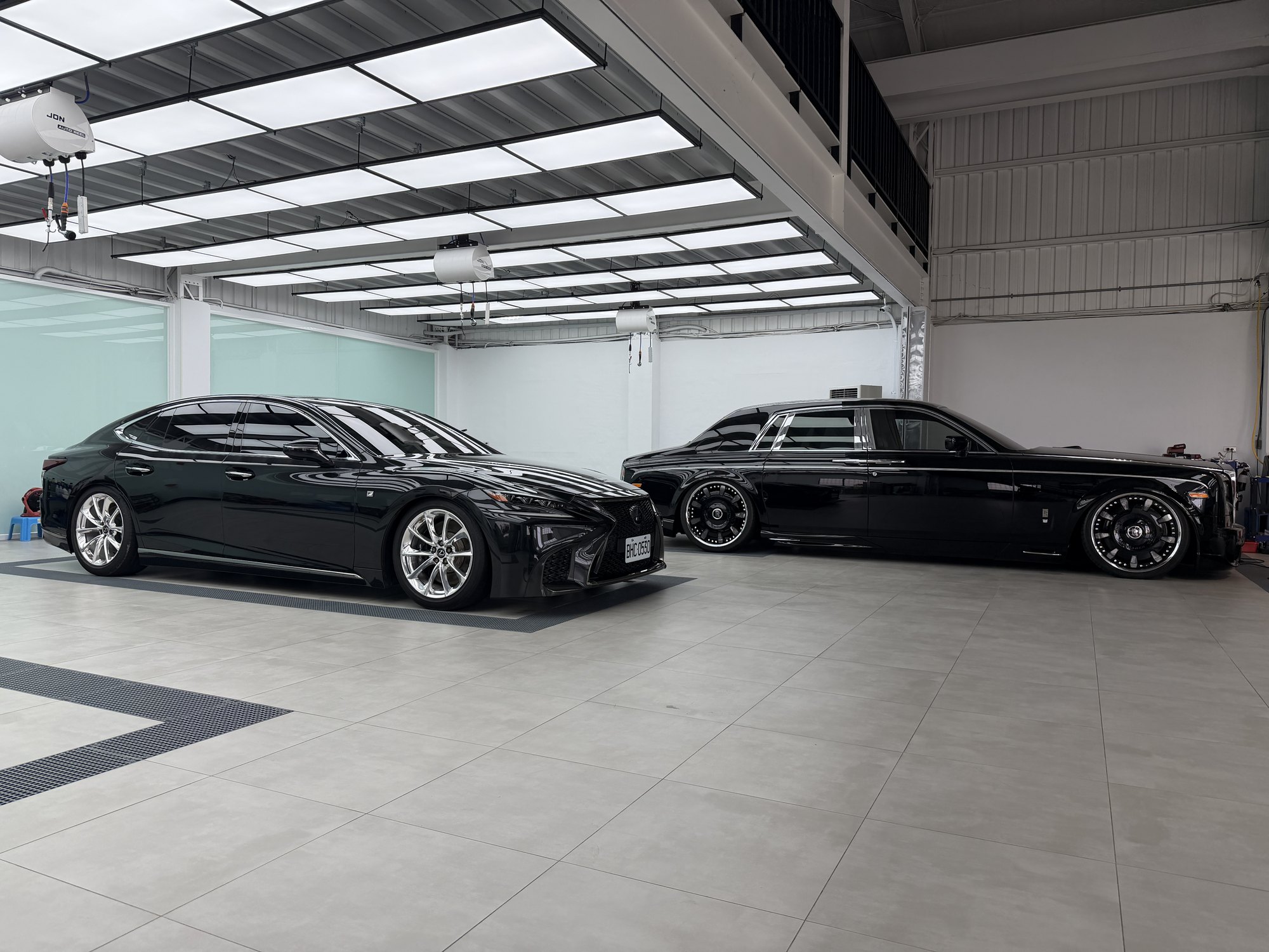E Boost Studio 明亮廠區與高級車展示