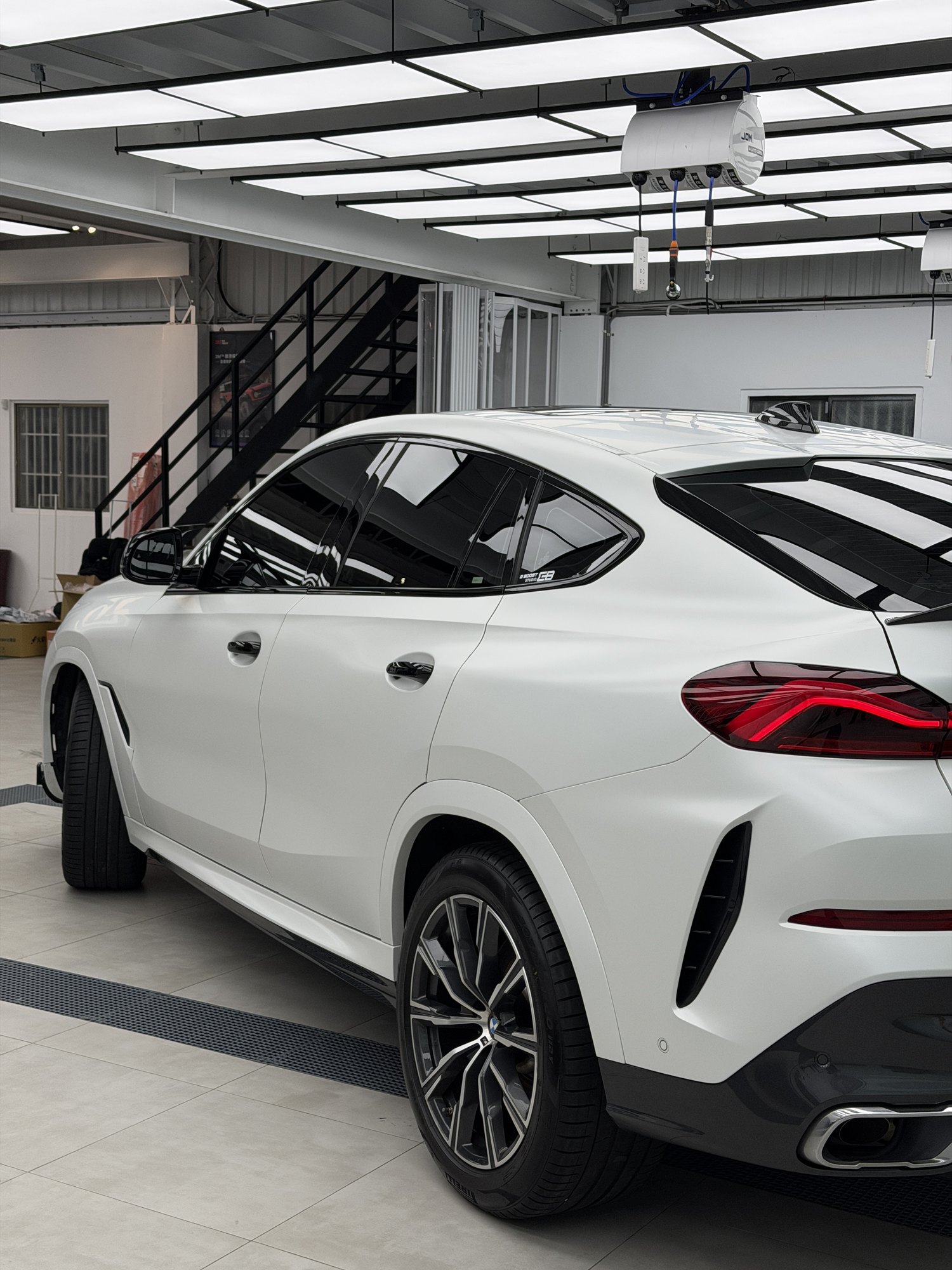 白色 Cayenne 車身與外觀升級展示