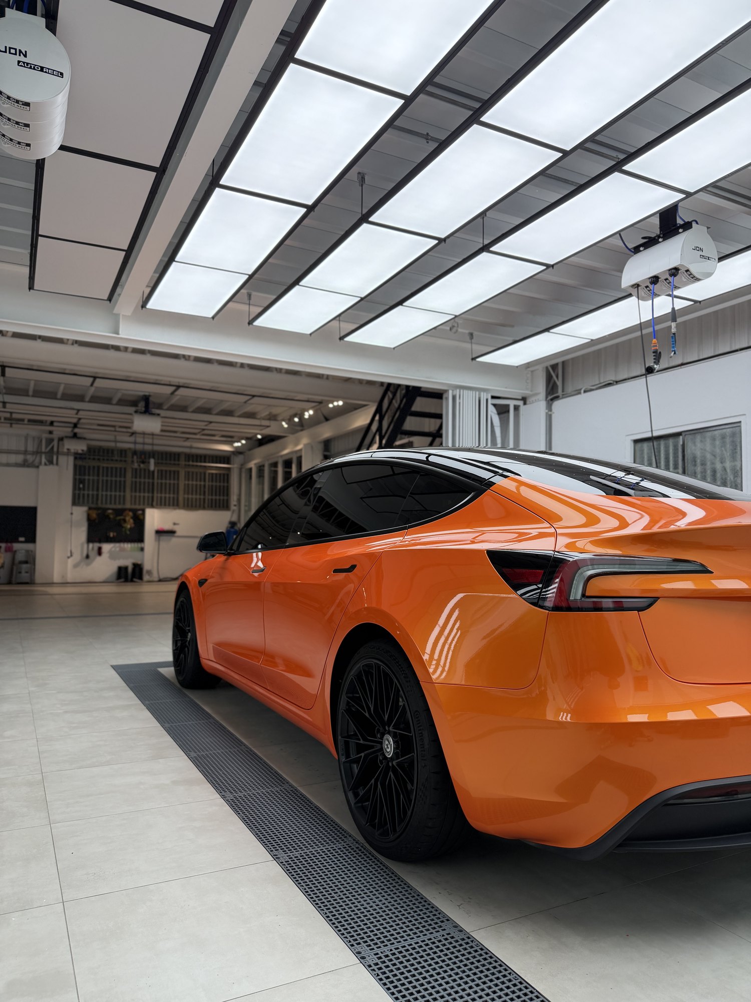 橘色 Tesla 在 E Boost Studio 施工區展示